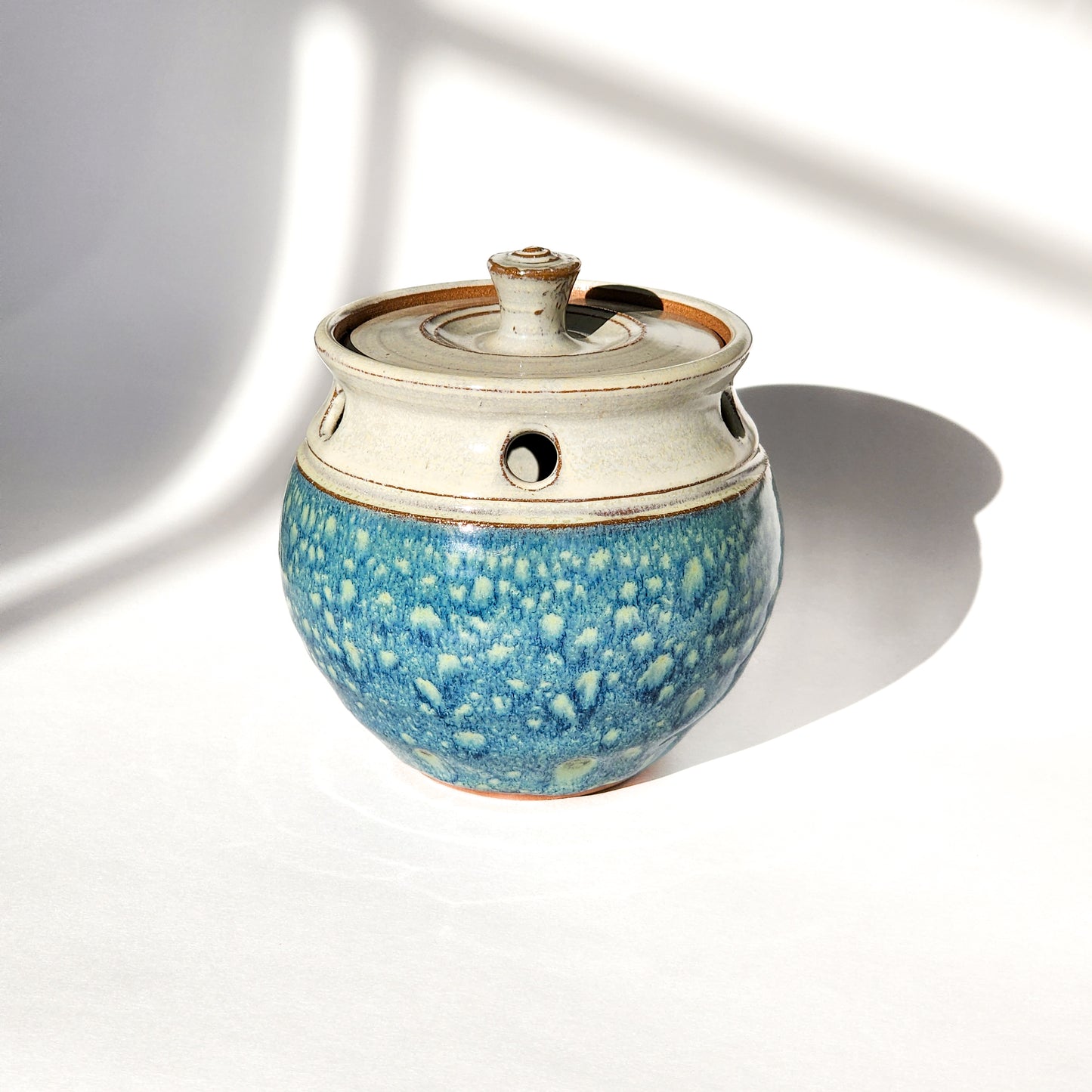 Image: A starry night ceramic garlic keeper, inspired by the night sky and designed to store garlic bulbs in style.